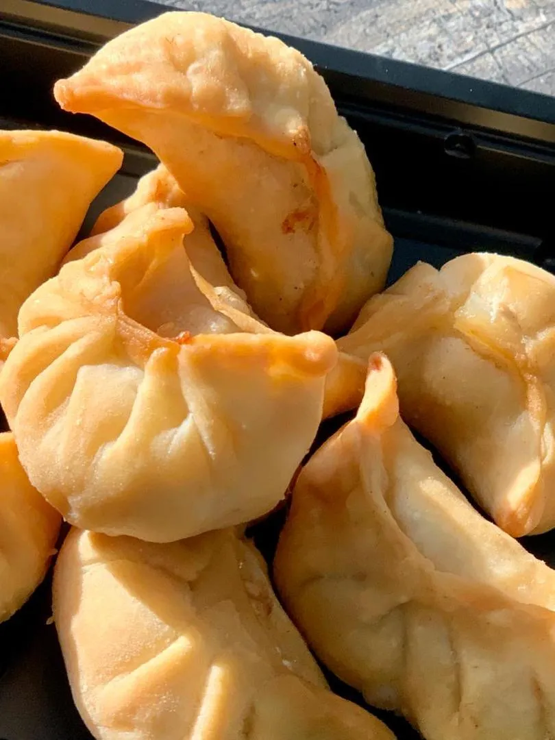 Жареные пельмени с курицей от Feta